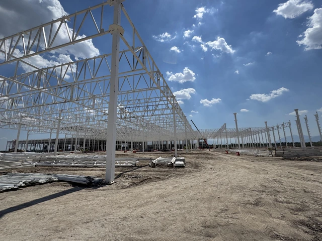 ¿Qué es mejor para una nave industrial, acero o concreto?